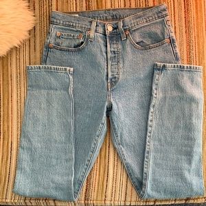 Levi’s 501 Skinny. 26 W / 28 L. 100% cotton.